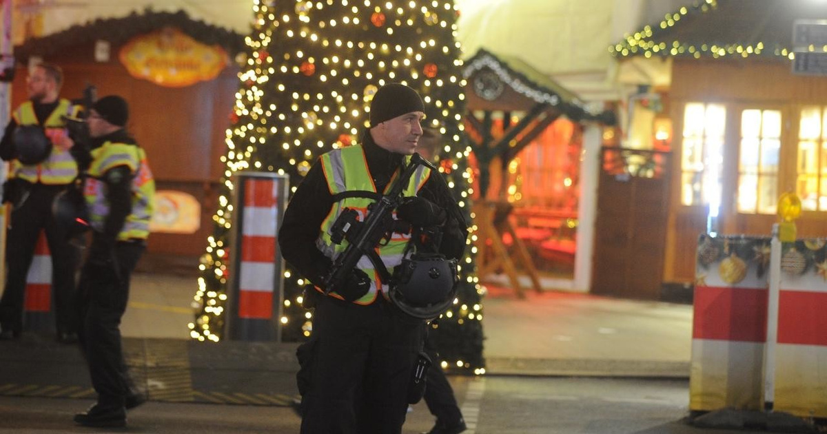<p>В Берлине на площади Брайтшайдплац, где проходит рождественская ярмарка, п