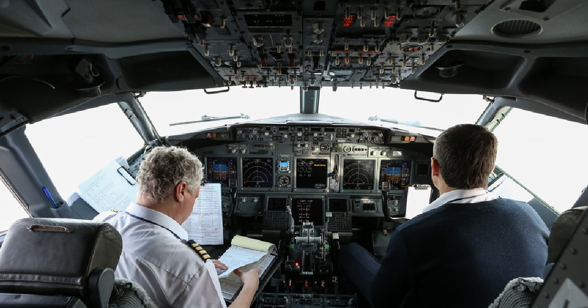 <p>Пилоты гражданских авиарейсов в России каждый раз перед вылетом проходят 