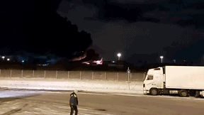 <p>При пожаре в ангаре в Санкт-Петербурге, загоревшемся на площади в 12 тысяч к