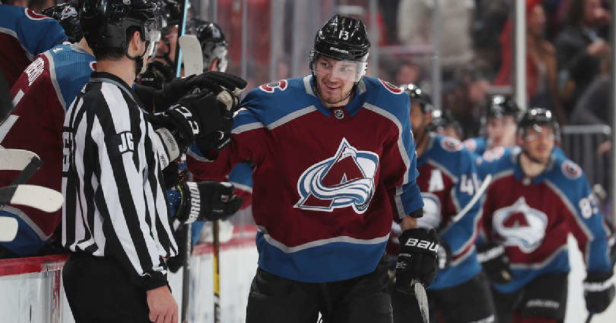 <p>Российский нападающий клуба НХЛ "Колорадо Эвеланш" Валерий Ничушкин с